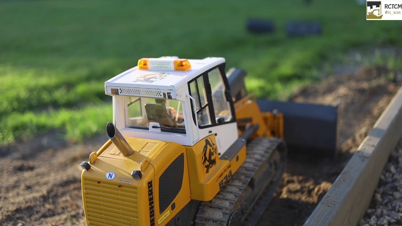Dozing with the Liebherr LR634