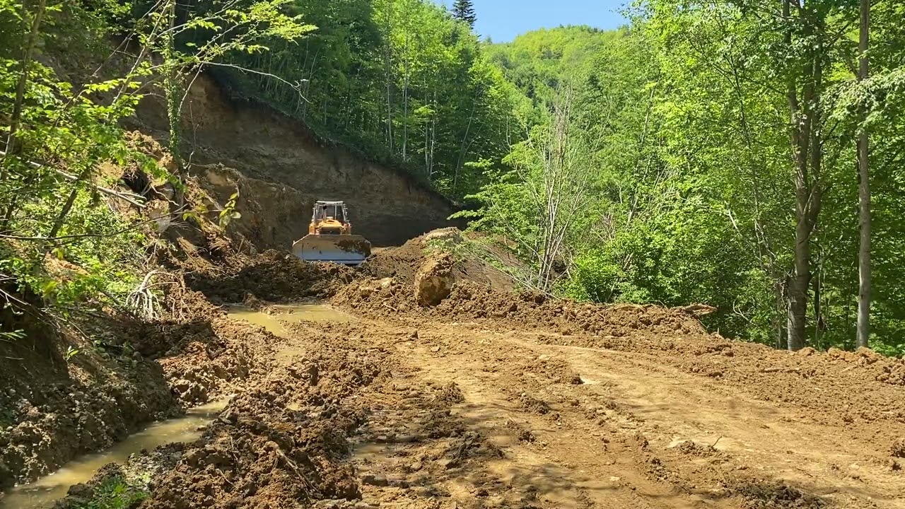 Heyelan Yolu Kapattı! Liebherr 744 Dozer Dev Kaya ile Mücadelede! (11/13)