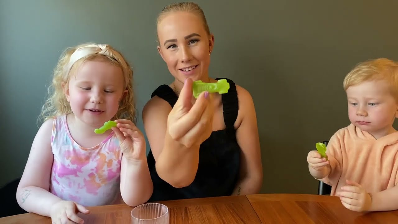 Thelise och Ian testat roliga godisar från Sverige