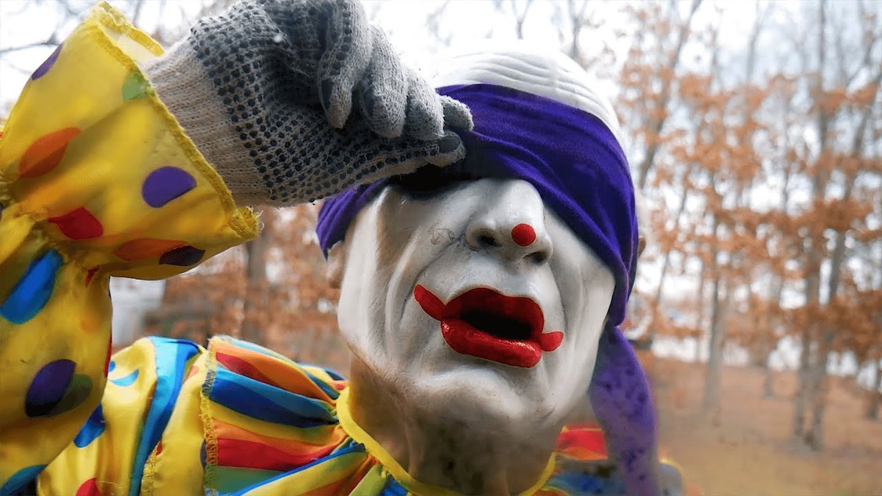 Scary Clown Attacks Blindfolded - WeeeClown Around