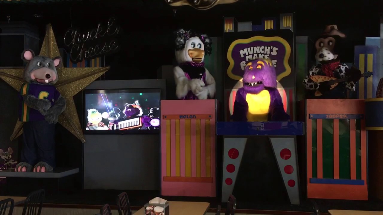 Trio Chuck E Cheese - Roadstage