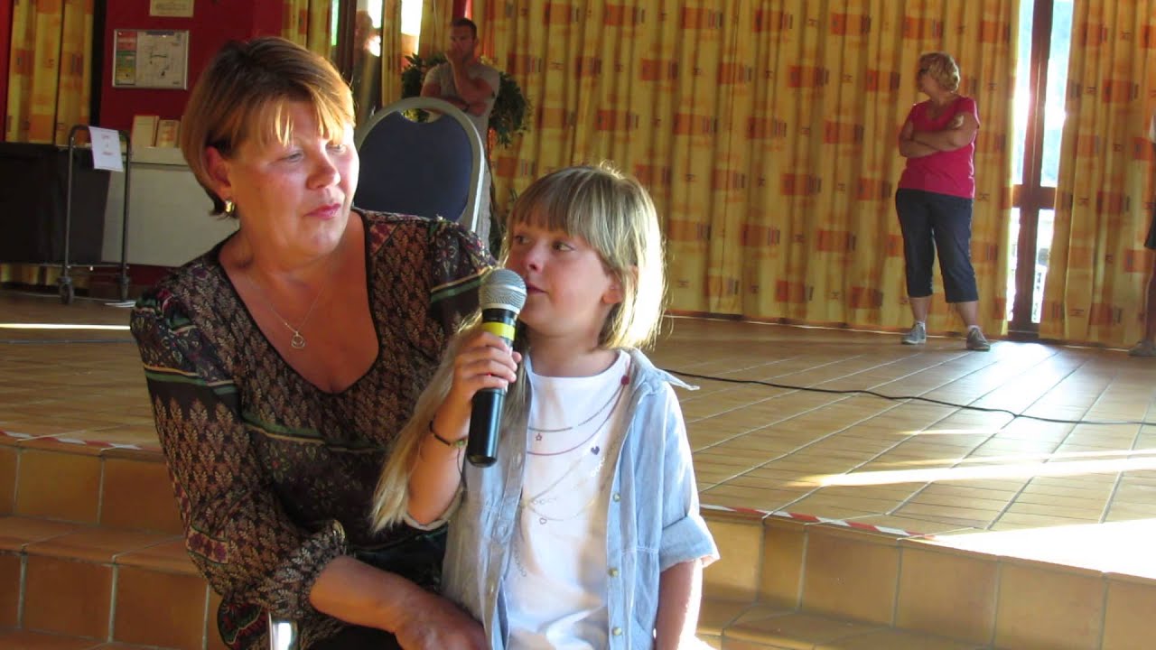 Gloria -6 ans- chante 