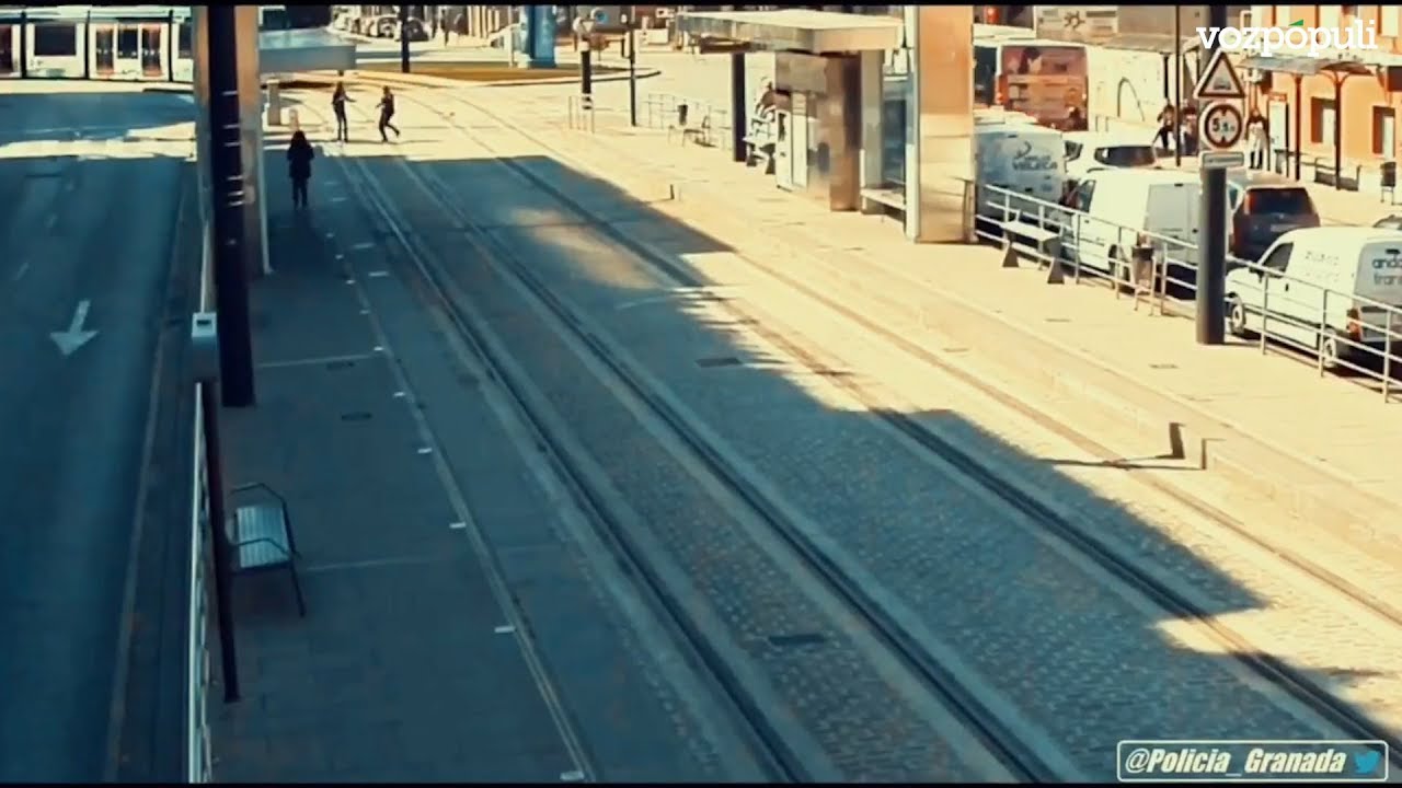 Un policía local de Granada salva a una invidente de ser atropellada por el metro
