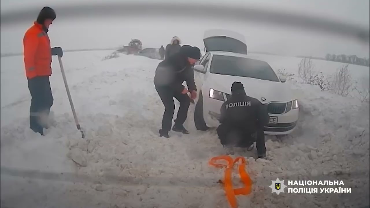 Негода вирує: поліцейські Житомирщини допомагають подорожнім