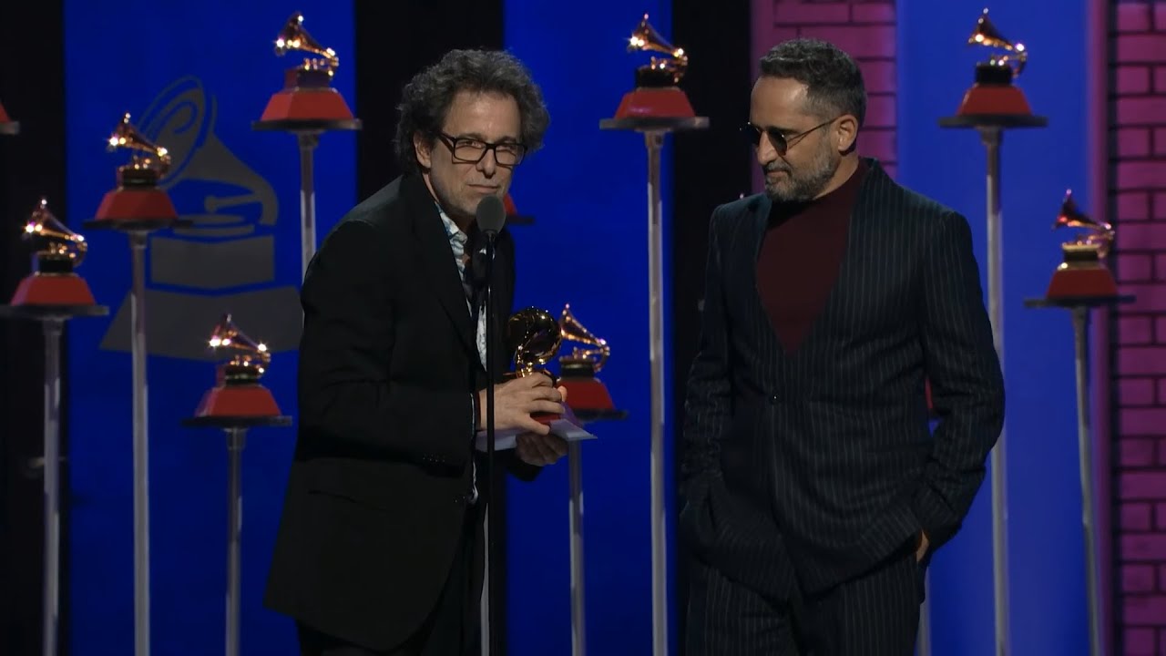 Andrés Calamaro y Jorge Drexler recibiendo Premio Latin Grammy 2021 por colaboración con C. Tangana