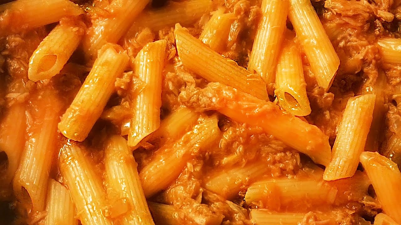 PASTA MIT TOMATENSO&szlig;E UND THUNFISCH (Schnelles Abendessen)