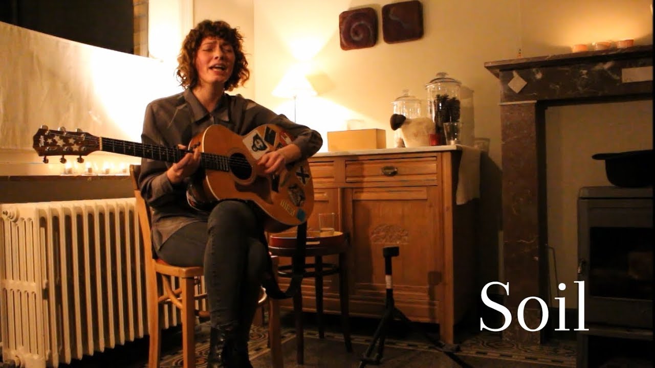 'Soil' By Eyem&egrave;r Live In A Cosy Living Room (Supporting Chantal Acda)