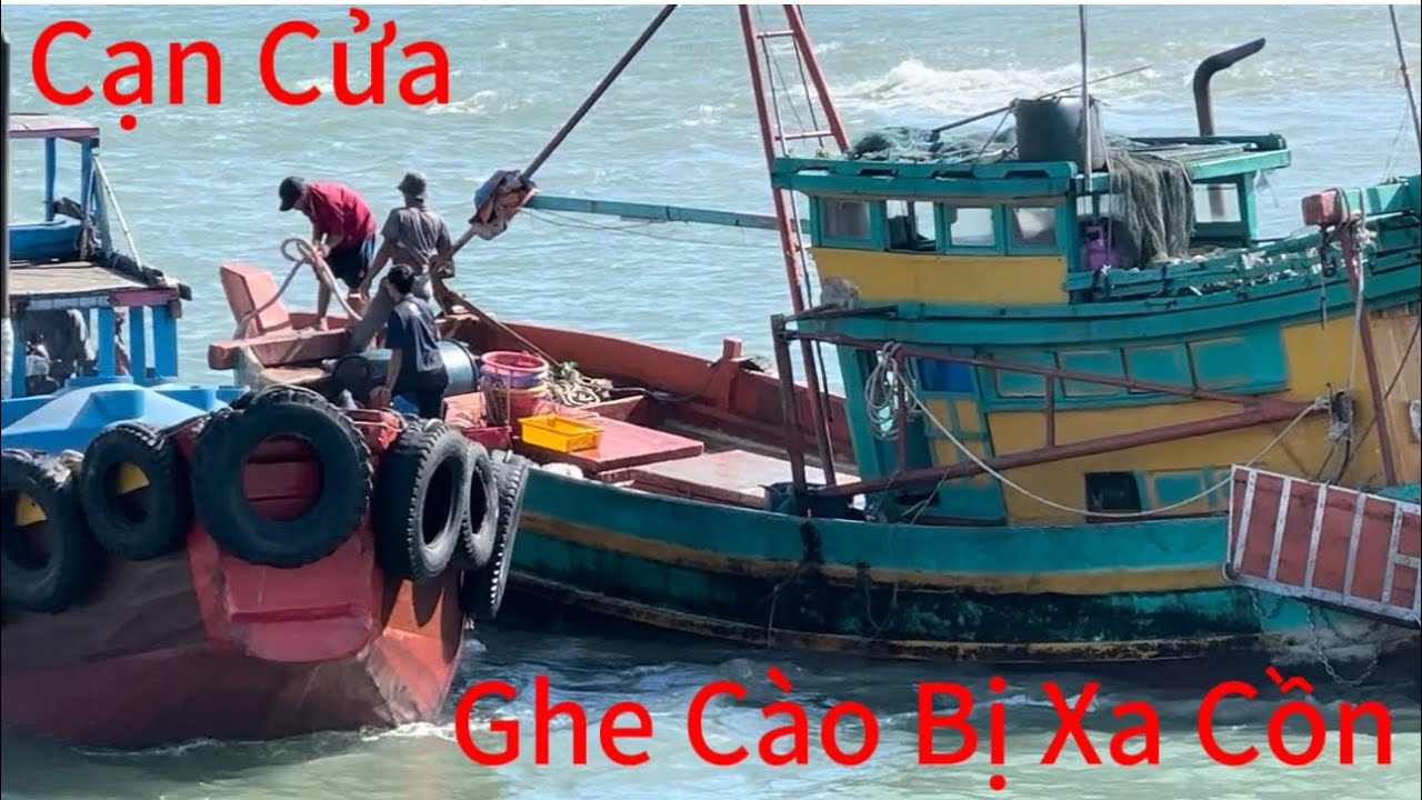 Sáng nay cửa Biển Lagi Bị Cạn nhiều Ghe Ra Vô Bị Mắc Cạn quá Nguy Hiểm 