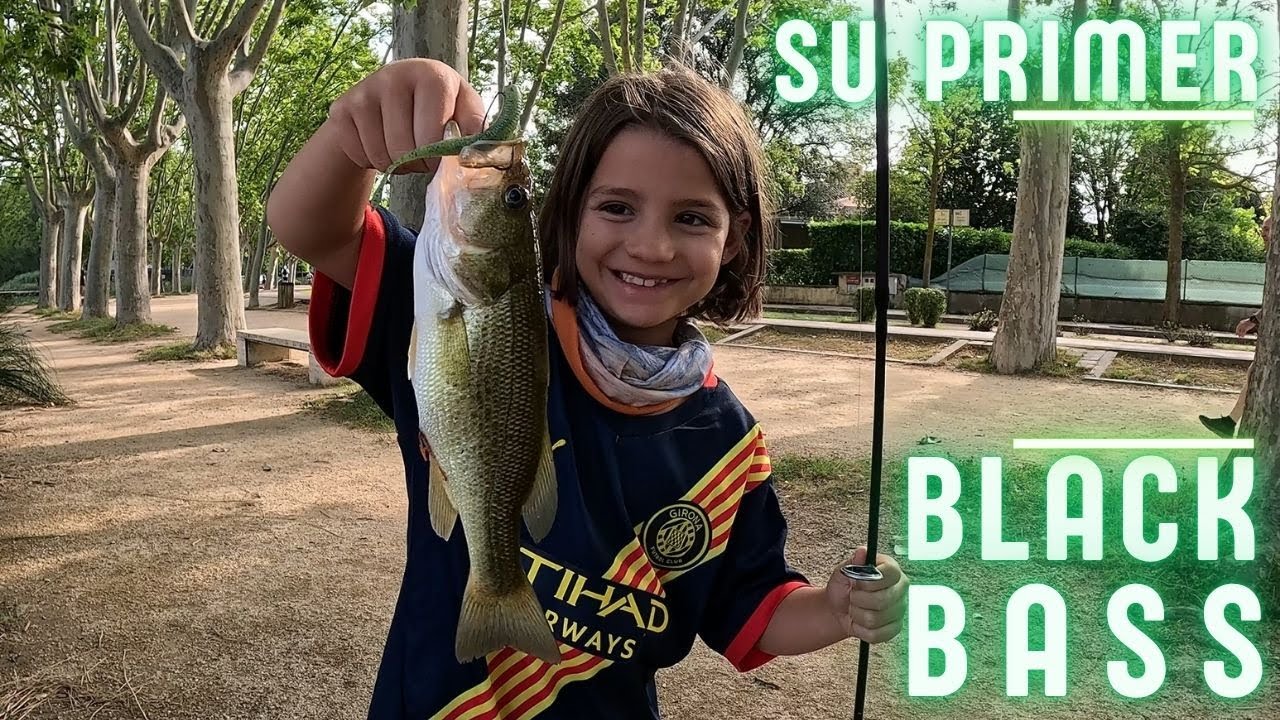 La pequeña Carla pesca sus primeros Basses en un lago maravilloso.