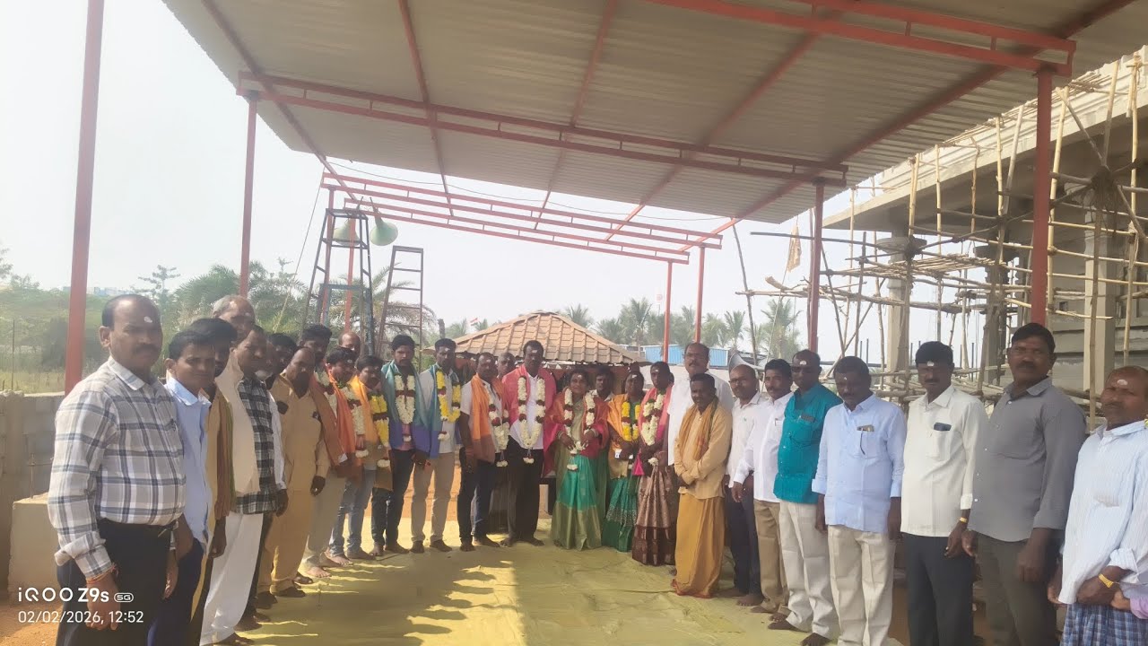 జానకంపేట్ సర్పంచ్ ను సన్మానించినస్వయంభూ లింగేశ్వర స్వామిఆలయకమిటి నిర్వాహకులు.