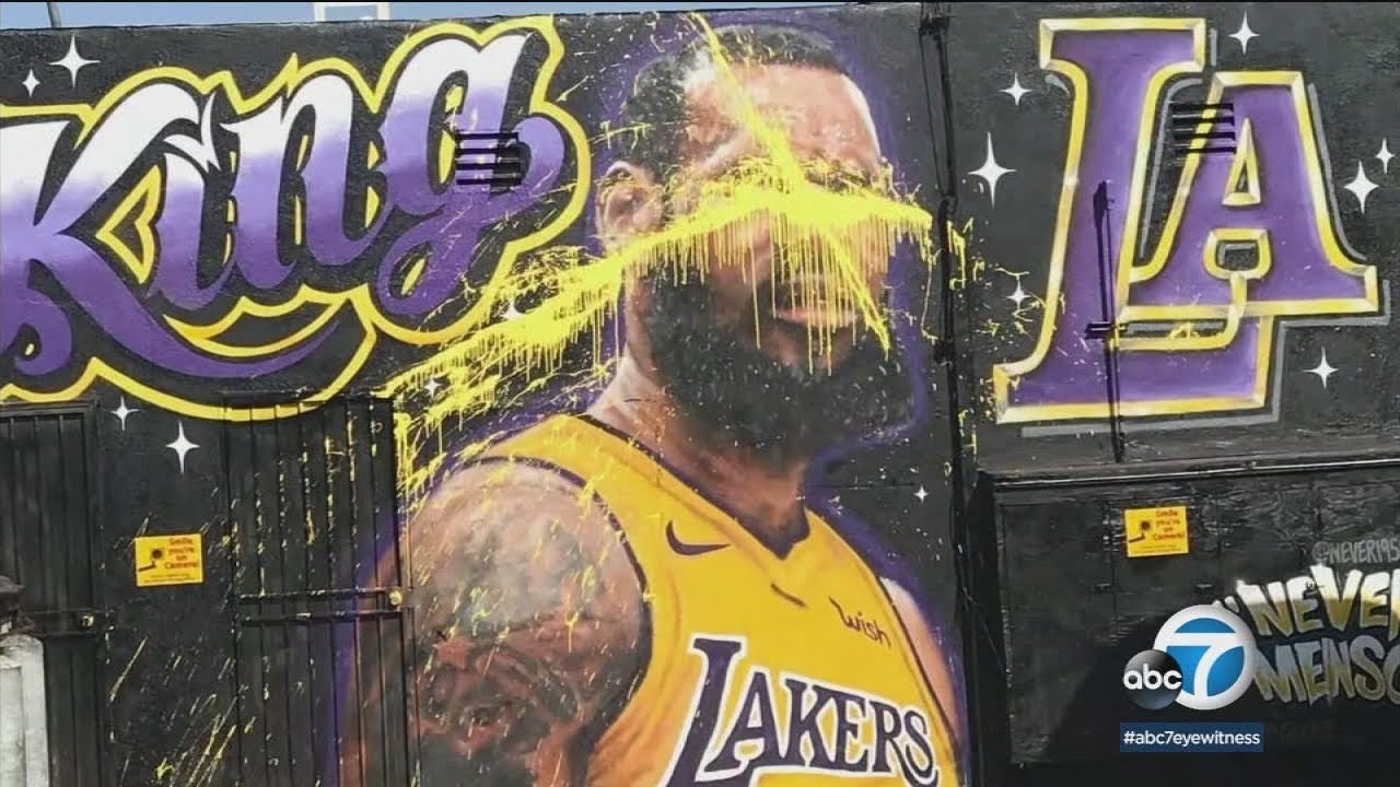 VIDEO: LeBron James mural in Venice vandalized again, artist erases it all | ABC7
