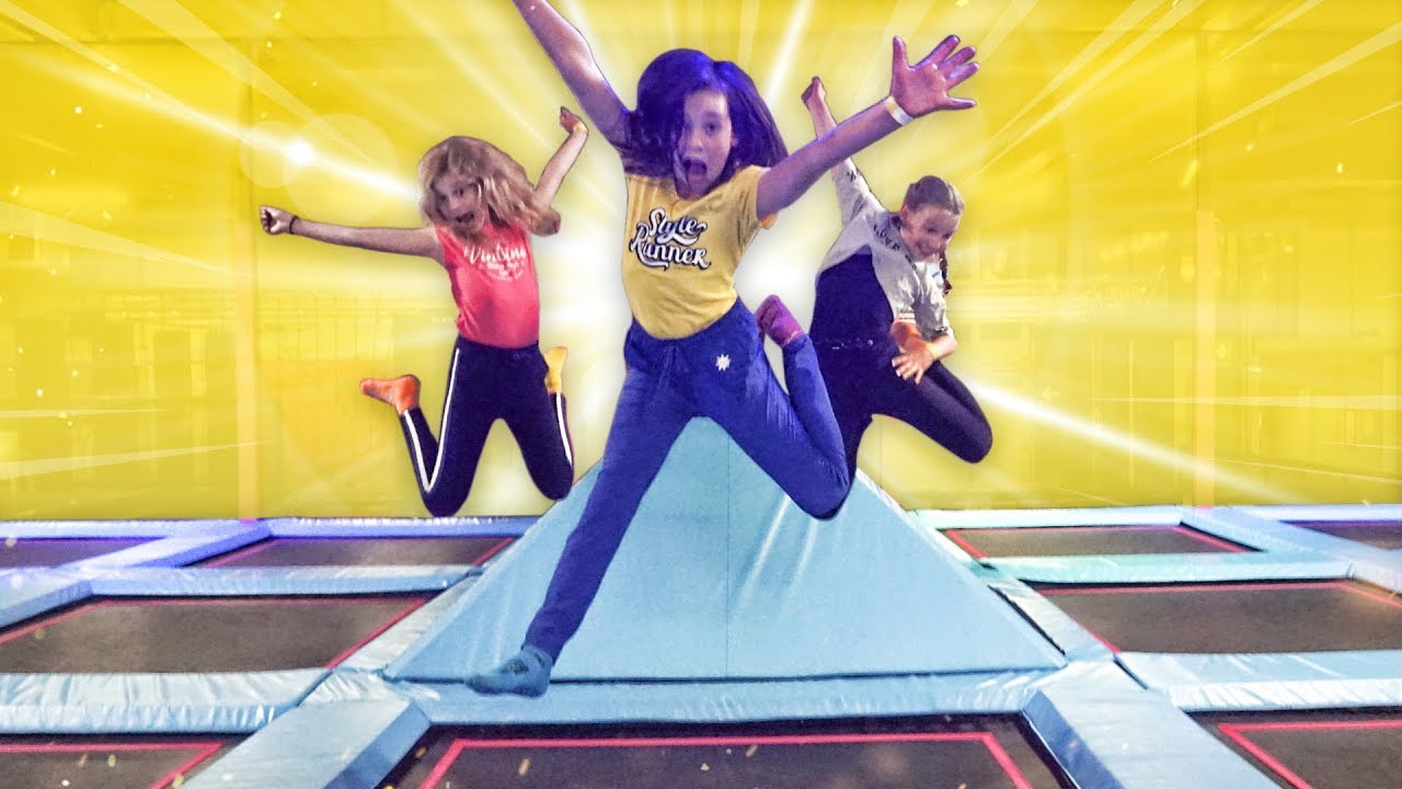 OVERNACHTEN IN TRAMPOLINEPARK met BFF's | 24 UUR CHALLENGE - Bibi