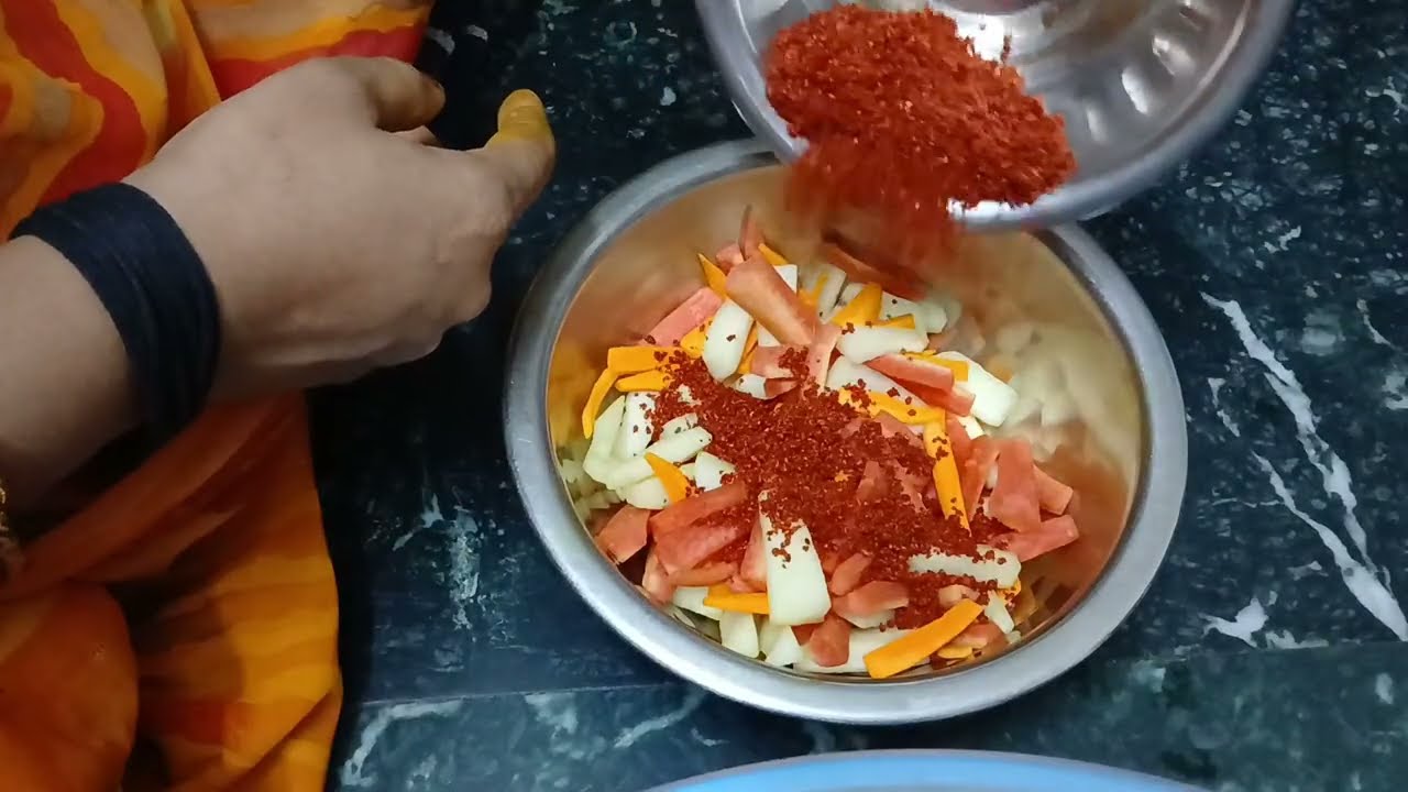 ગાજર મુળા લીલી હળદર નું ચટપટું અથાણું | Winter Special Instant Pickle Recipe