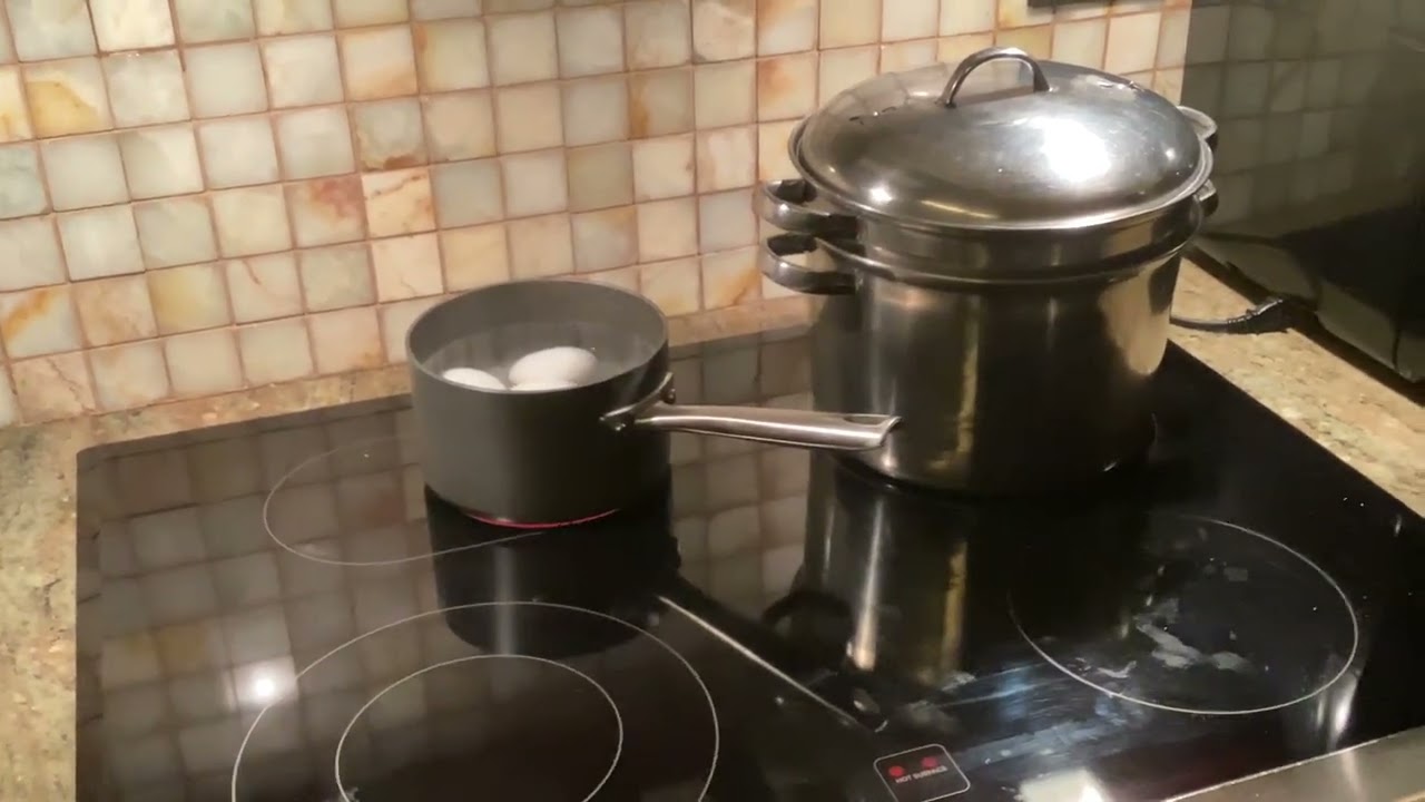 I cooking eggs and pasta with meatballs and pasta sauce 