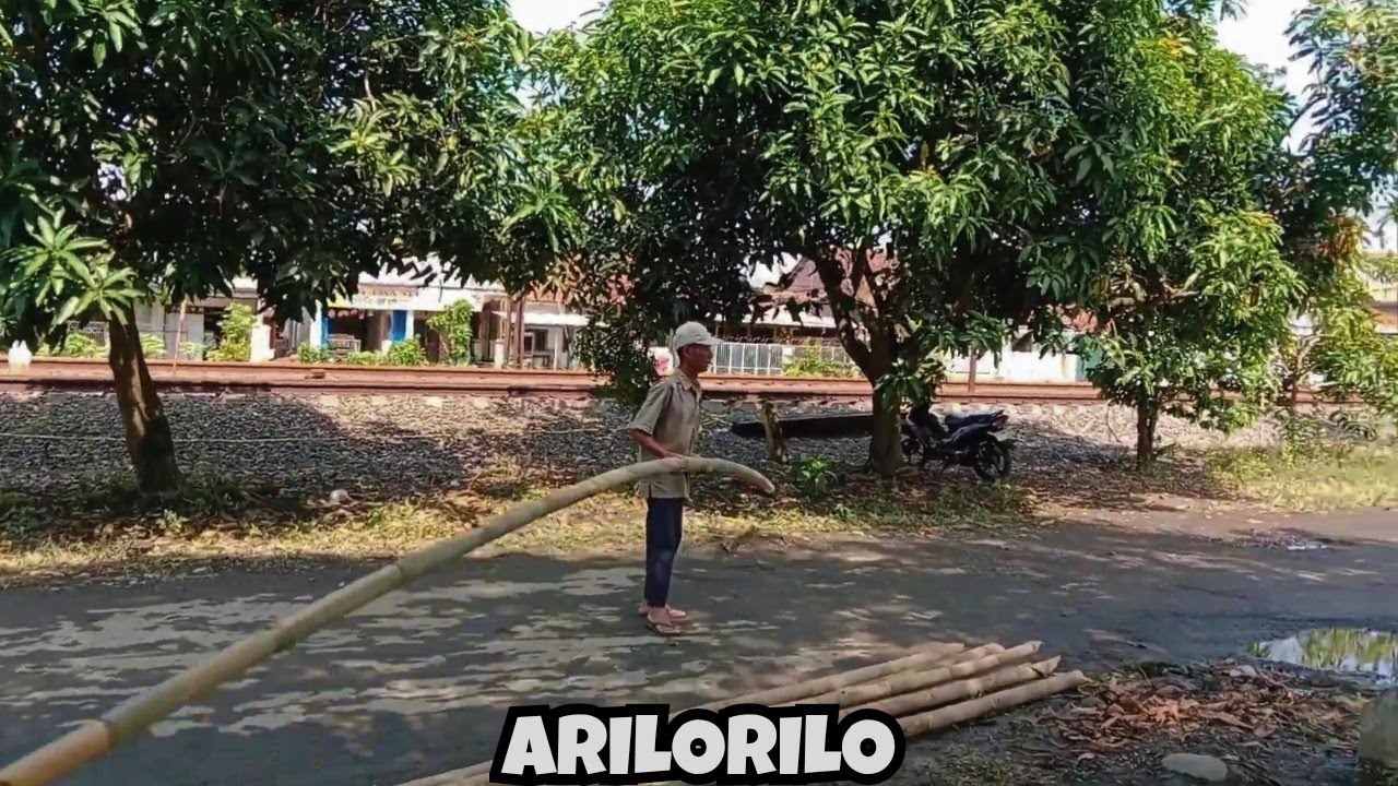 CARI BAMBU DI PINGGIR REL KERETA API 🚂