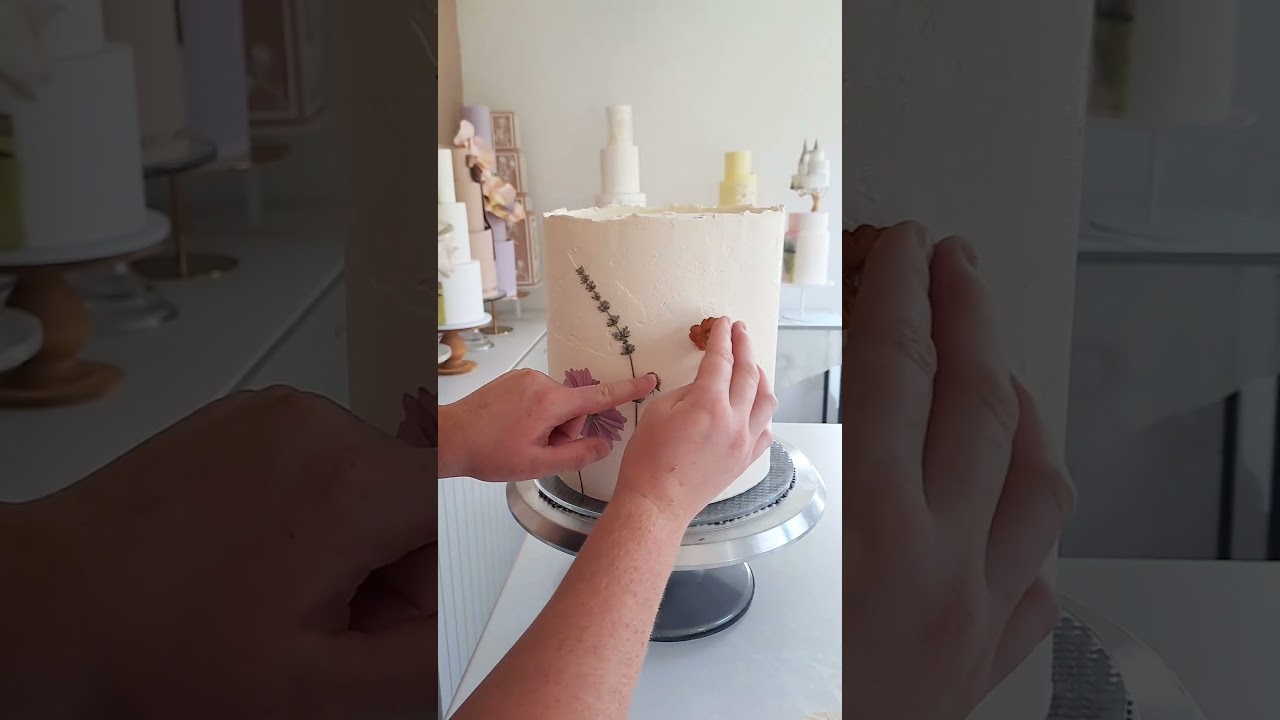 a breakdown of how this cake was priced #weddingcake #cakeprices #caketips #cakemaker