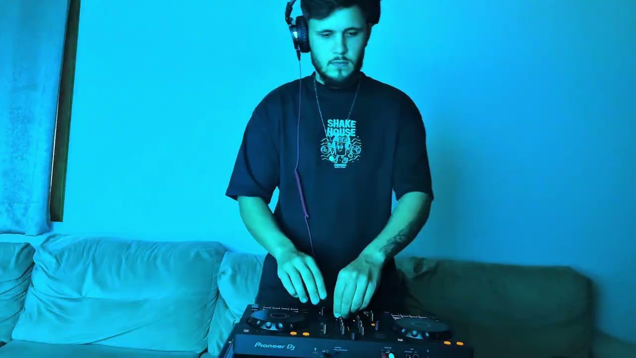 House music/tech House - on the living room sofa #dj #housemusic #techhouse #live #mixagem #set 