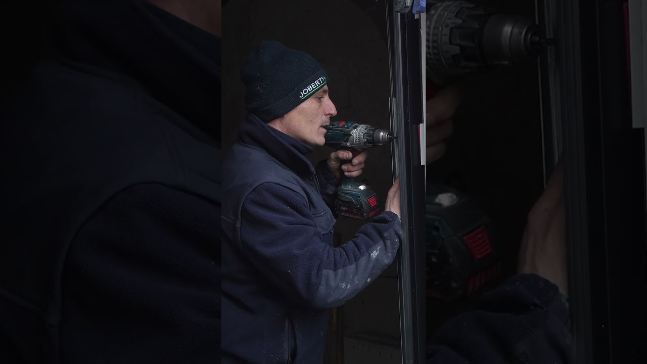 Joberty | Installation d'une porte de garage : toutes les &eacute;tapes de pose par notre &eacute;quipe