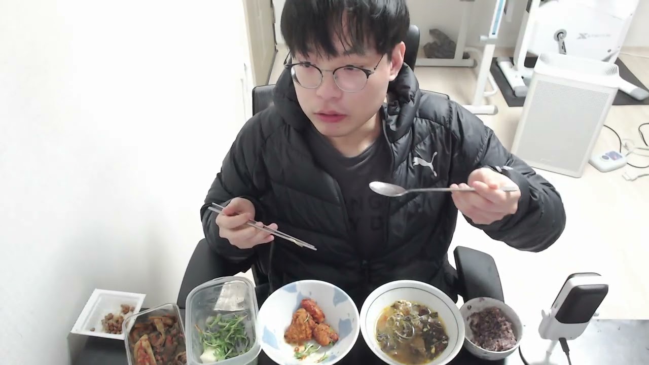 2월 4일 수요일 저녁 흑미밥, 선지국, 닭강정, 샐러드, 김치, 낫또