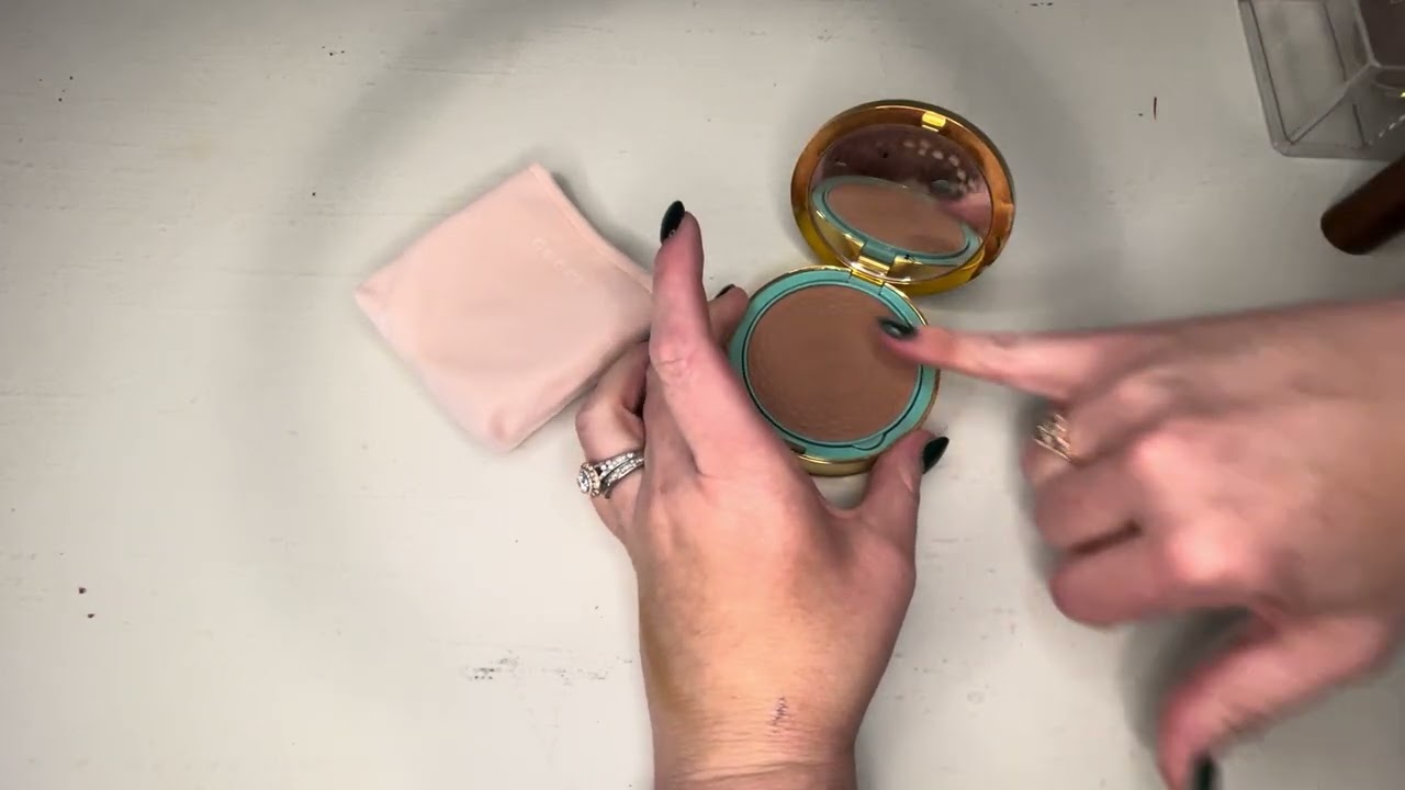 Part 2 of my declutter series. Bronzers, highlighters, and face palettes. 