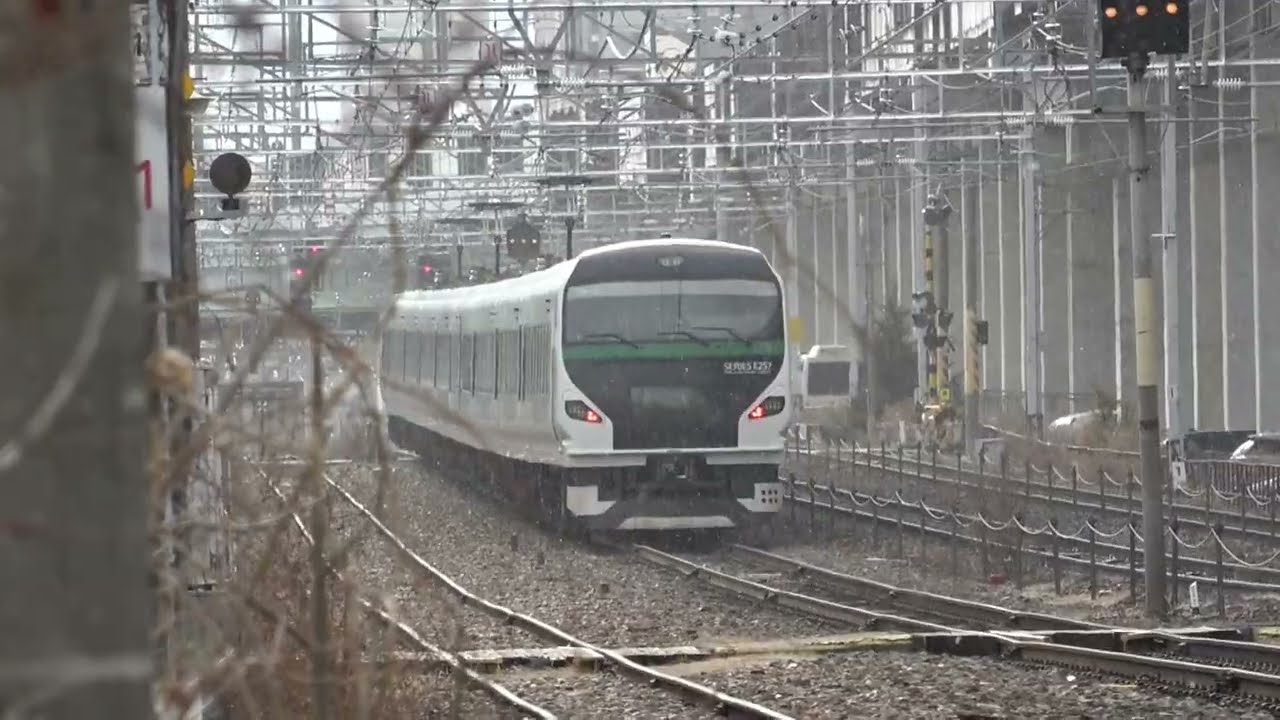 昨夜「試運転」表示で運転されるも、今日は「回送」表示で長野総合車両センターから信越本線を走行し、上り臨時特急「あずさ」84号運転で篠ノ井線松本駅へ向かう、E257系5000番台OM-93編成回送列車。