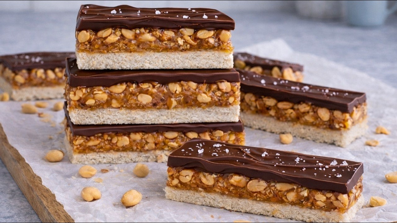 Selbstgemachte Snickers ohne Zucker & ohne Backen! Gesundes glutenfreies Dessert!