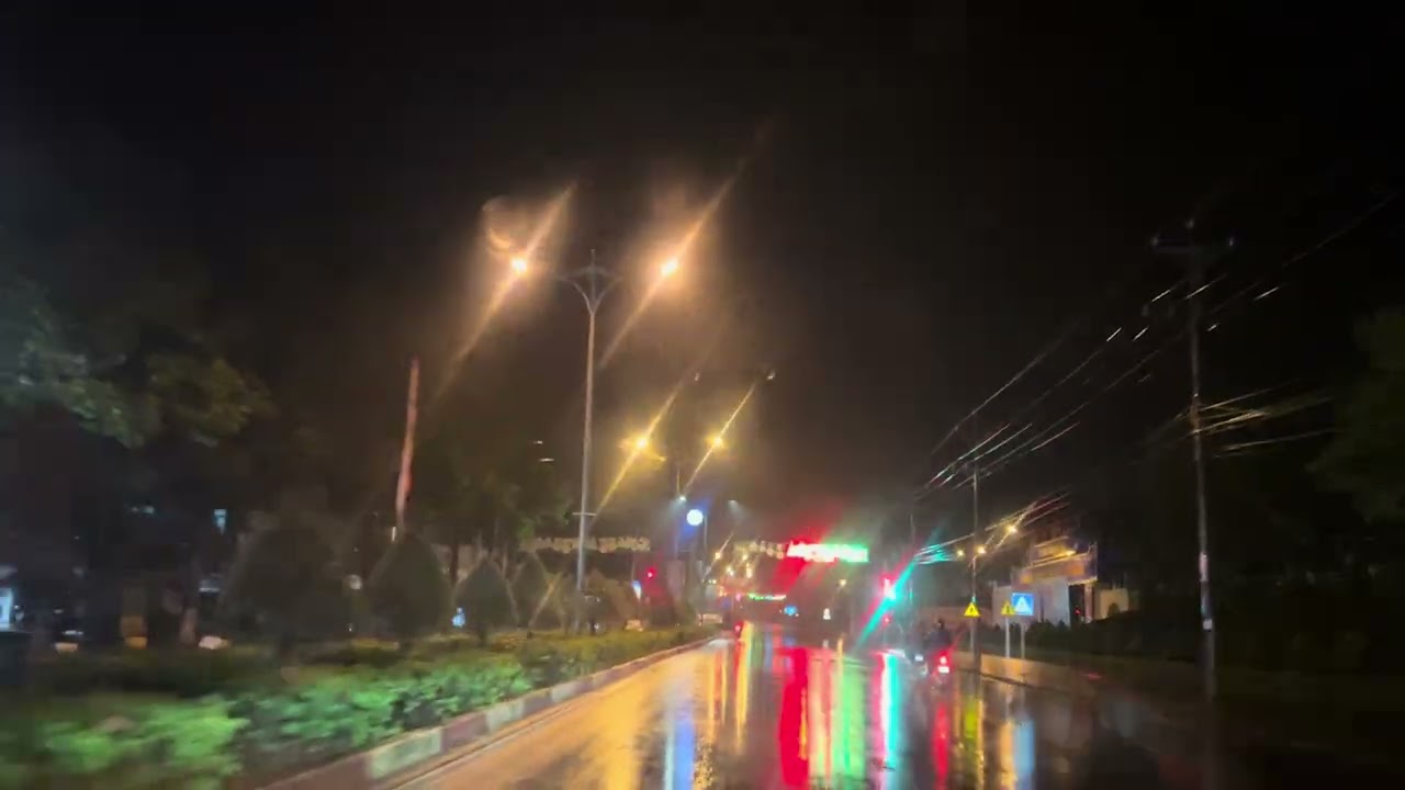 Trời mưa con gái chở đi chơi 