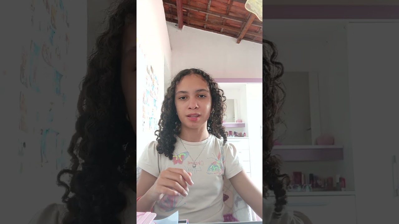 Mostrando os livros que eu levo para a escola dia de Quinta-feira.