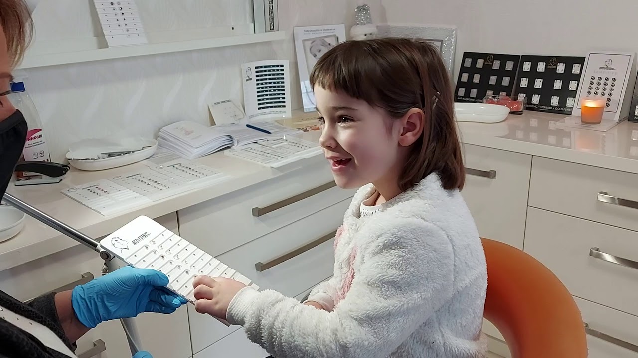 Gyermek fülbelövés Tatabányán. Dórika ékszert választ.😊