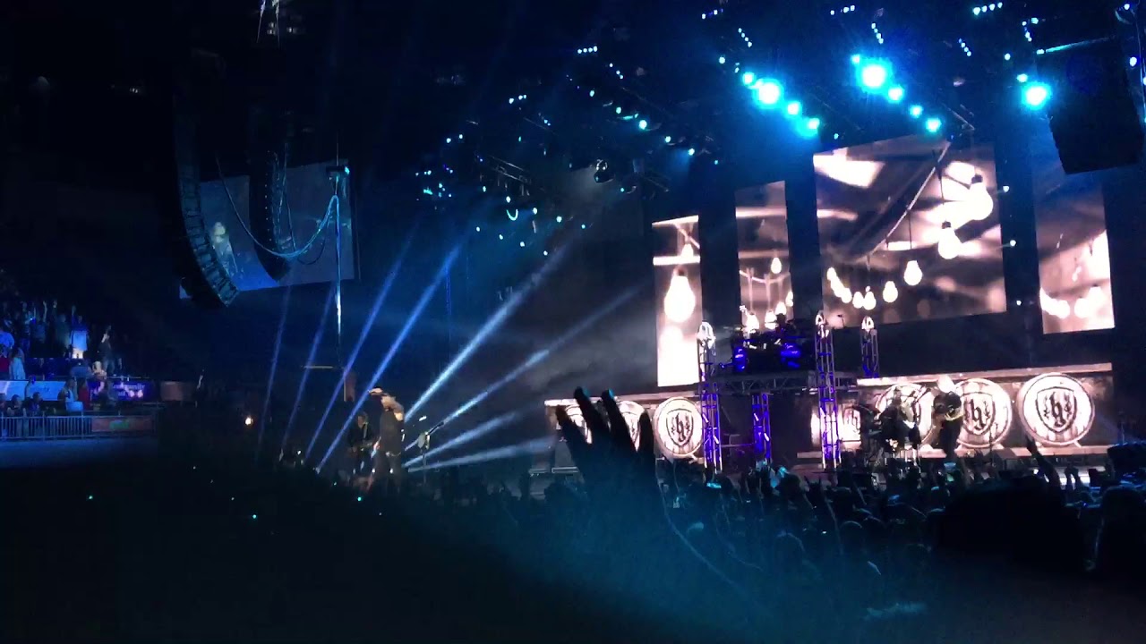 Bottoms Up - Brantley Gilbert Live