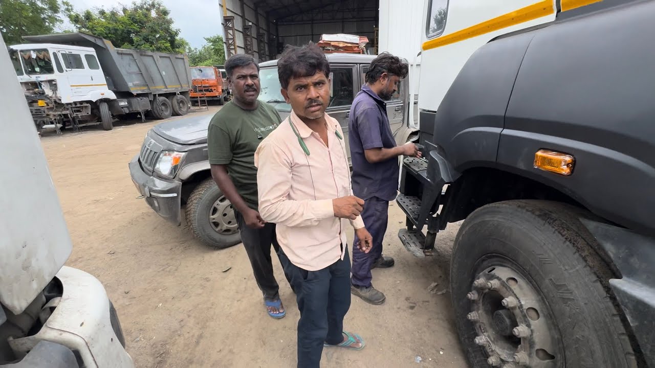 Tata ki gadi ka yah kya hal kar diya Ek Transporter ne | Ashok Leyland truck ka Kaam hua pura￼￼