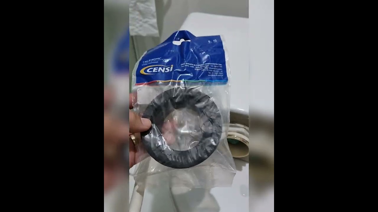 Vazamento entre caixa acoplada e o vaso sanitário.
