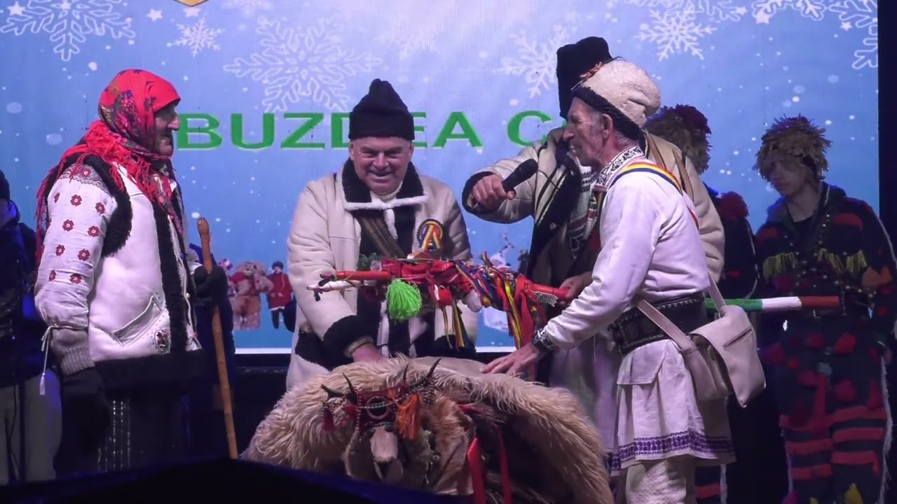 Străjerii din Dolhești aduc pe scenă cele mai frumoase datini de iarnă