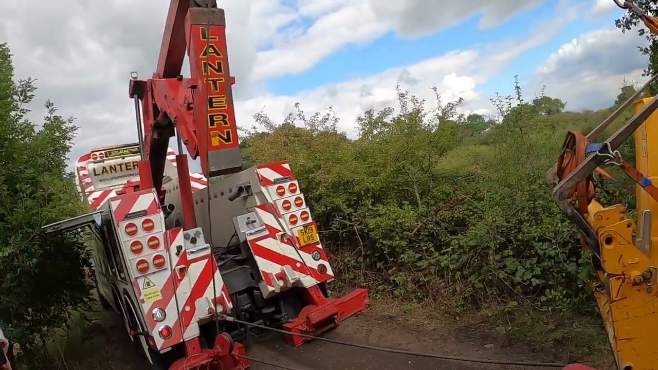 Telehandler heavy recovery - see the wrecker and team tackle this recovery