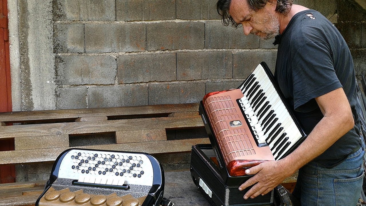 Bosanac Niko od jedne napravio dvije harmonike