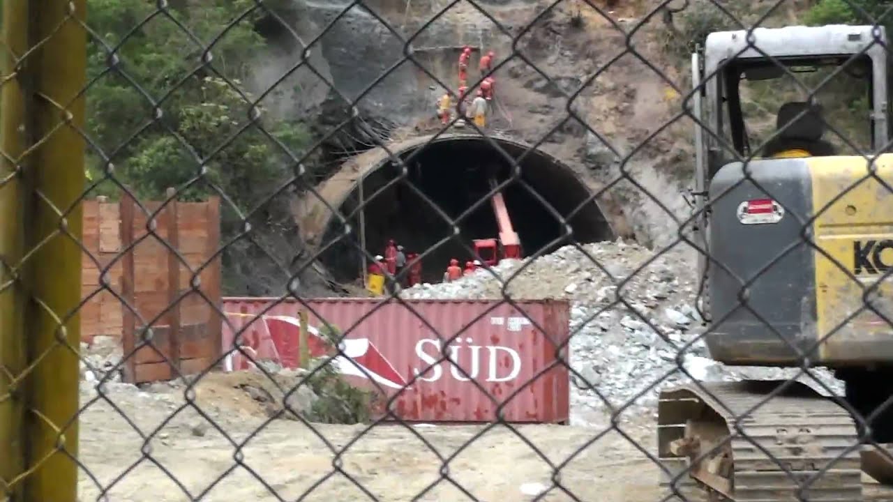 Trabajadora Ana - tunel de la linea.MTS