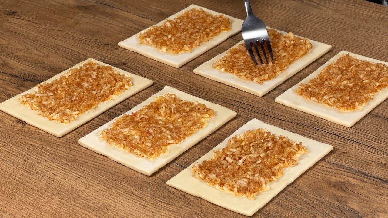 Wenn Sie Blätterteig haben, reiben Sie einfach 2 Äpfel, das Dessert ist in 10 Minuten fertig!