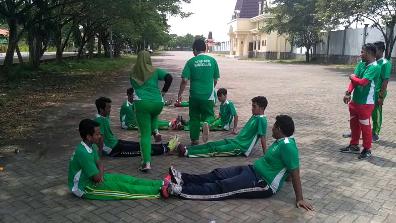 permainan kecil tanpa alat dan menggunakan alat oleh : R. Ajiz J & Eko Agus S