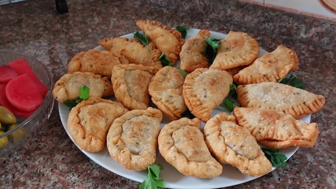 ما بتخلي سفره رمضان من صحن السمبوسه ويا سلام علي سمبوسه البف بعجينه مقرمشه وما بتشرب زيت من سفره ام