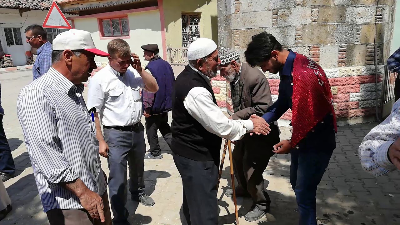 DEMİRCİ'nin DURHASAN köyünde OĞUZHAN Akın askere giderken köy halkına veda ediyor