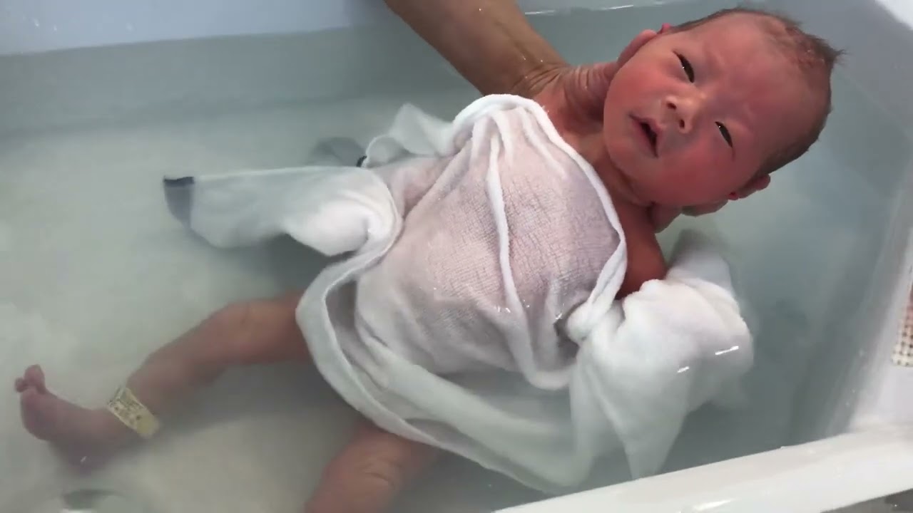 【沐浴指導】気持ちよさそうに沐浴する新生児【生まれて2日】