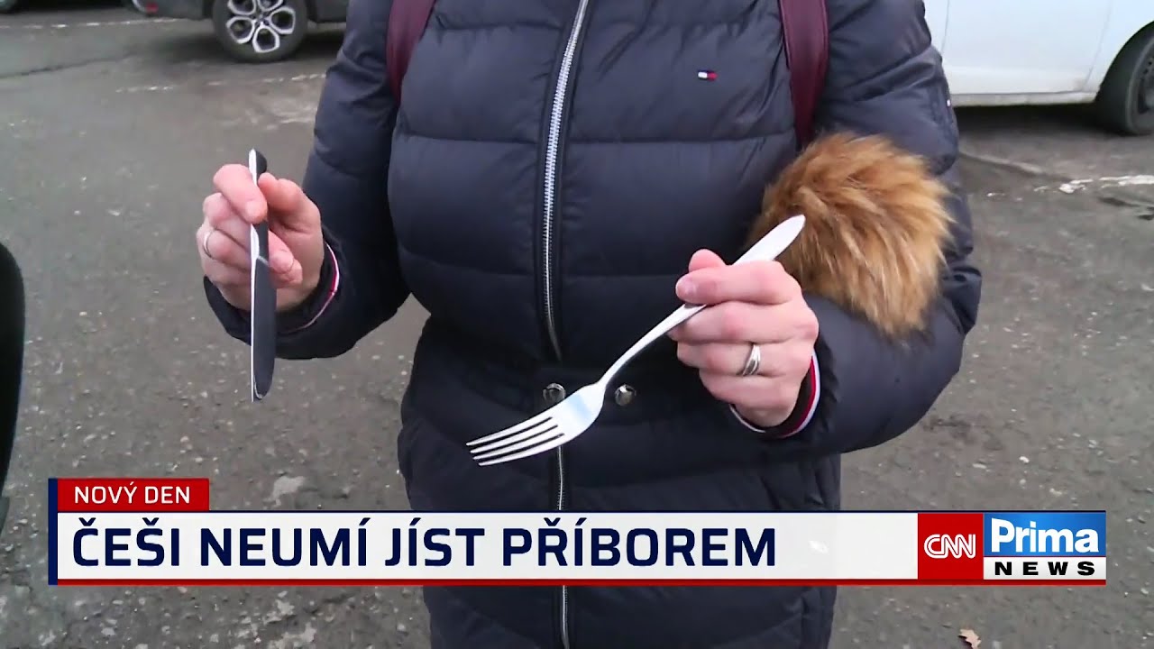 Největší prohřešky Čechů u jídla: Držení vidličky i upřený pohled do mobilu. Na co dát pozor?