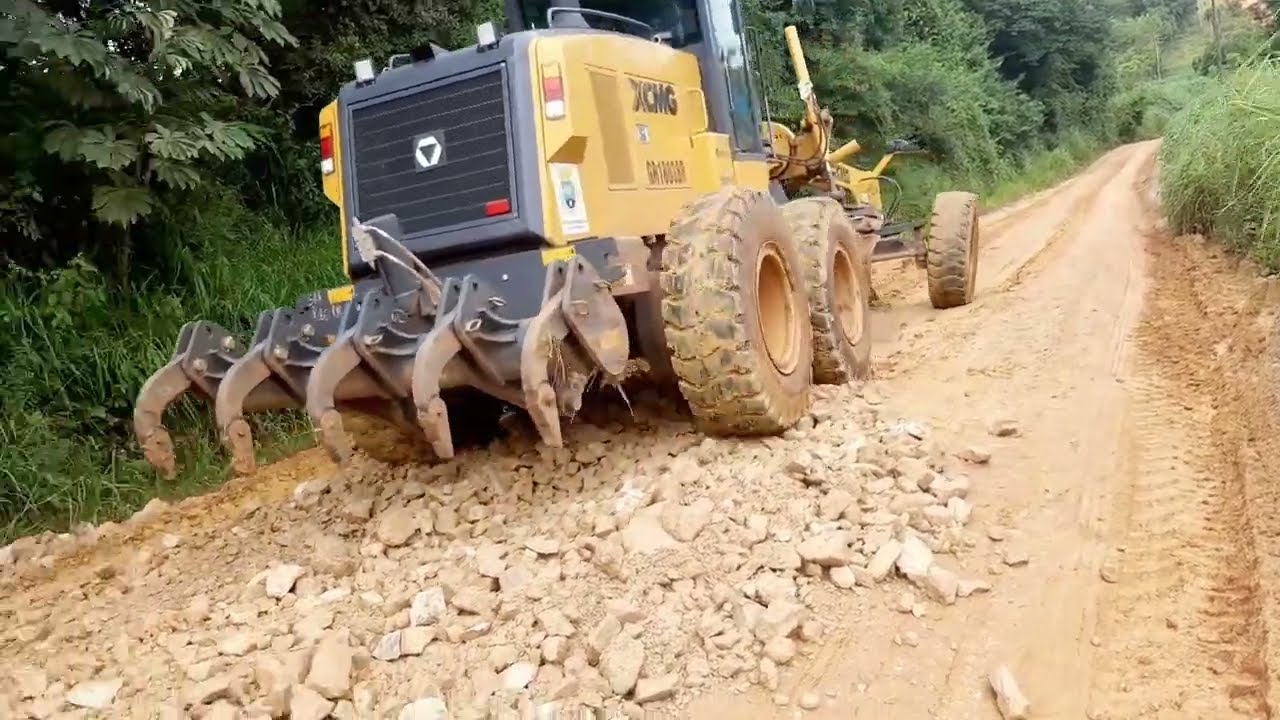 Motoniveladora espalhando pedras#Op. Mestre Benevides