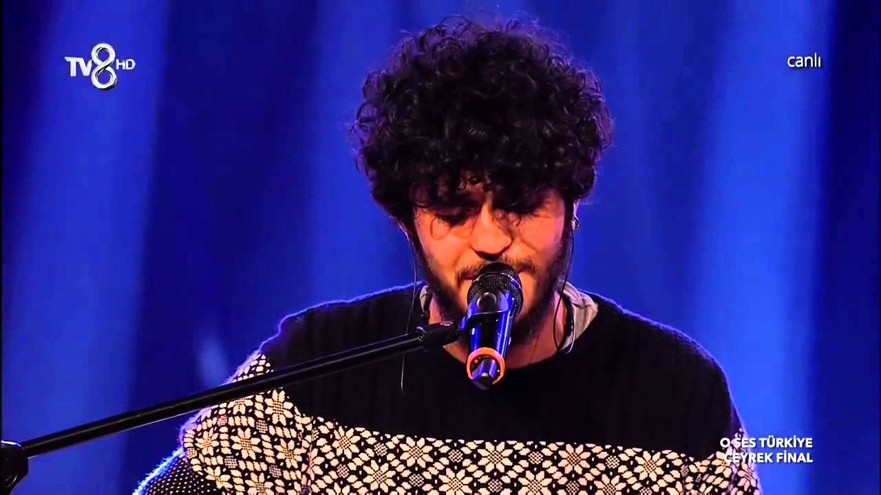 Emre Sertkaya saz eşliğinde 'Sa&ccedil;larını Yol Getir'  O Ses T&uuml;rkiye &Ccedil;eyrek Final Performansı
