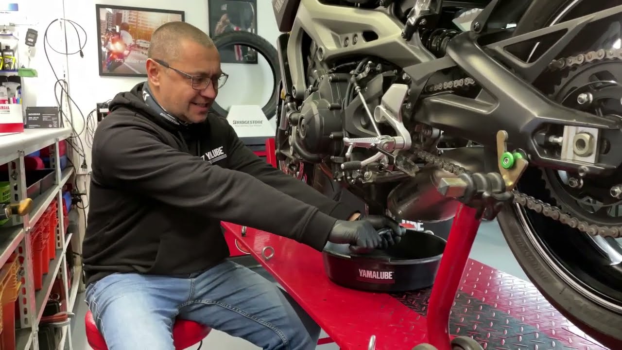 Wymiana oleju Mt 09 - przygotowujemy motocykl do zimy.