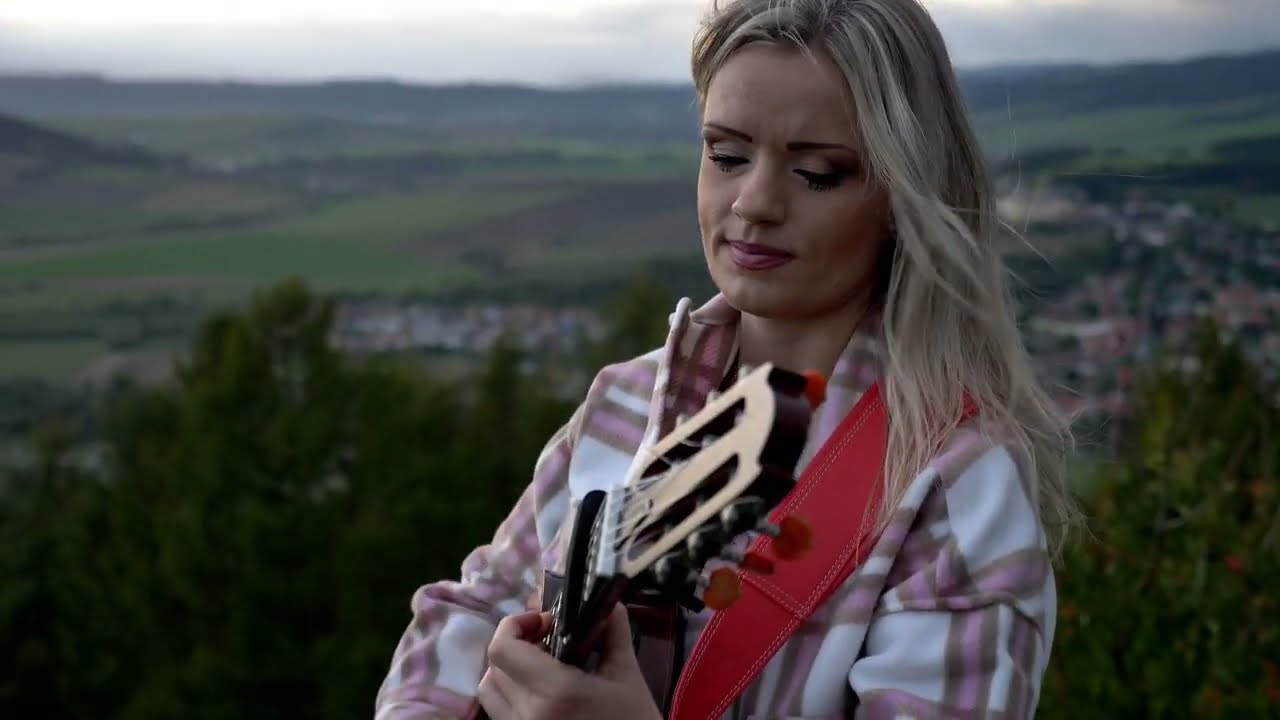 Africa - Toto/Arrangement Andy Mckee/ Fingerstyle Michaela Regecová