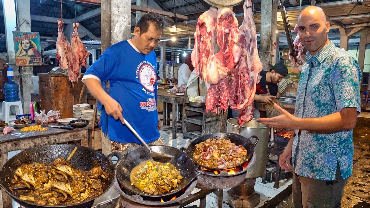 РЕДКО ВСТРЕЧАЕМАЯ индонезийская еда 🇮🇩 БЕЗУМНОЕ МЯСО + УНИКАЛЬНАЯ ЛАПША — индонезийская уличная е...