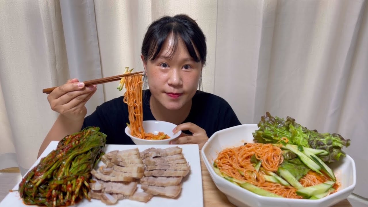 김치비빔국수&수육&부추김치 비빔국수랑 수육이 이렇게 잘어울릴줄이야.. 먹방