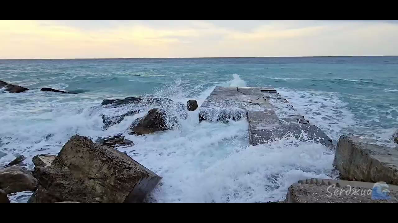 Пляж, море, красиво. А мне нравится эта песня..