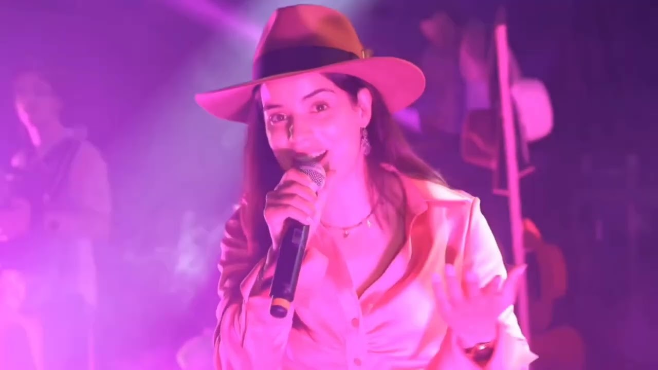 Liliana Oliveira com Coração Minhoto. Banda completa, A Minha Vida É Uma Festa.